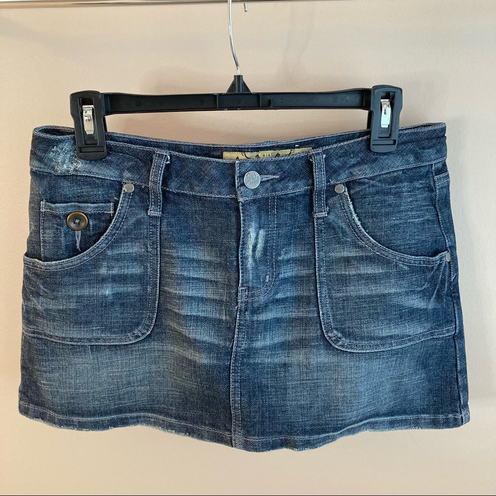 EUC -HINT JEANS Size 7 Dark Wash w/Whiskers Distressed Denim Mini Skirt Like New